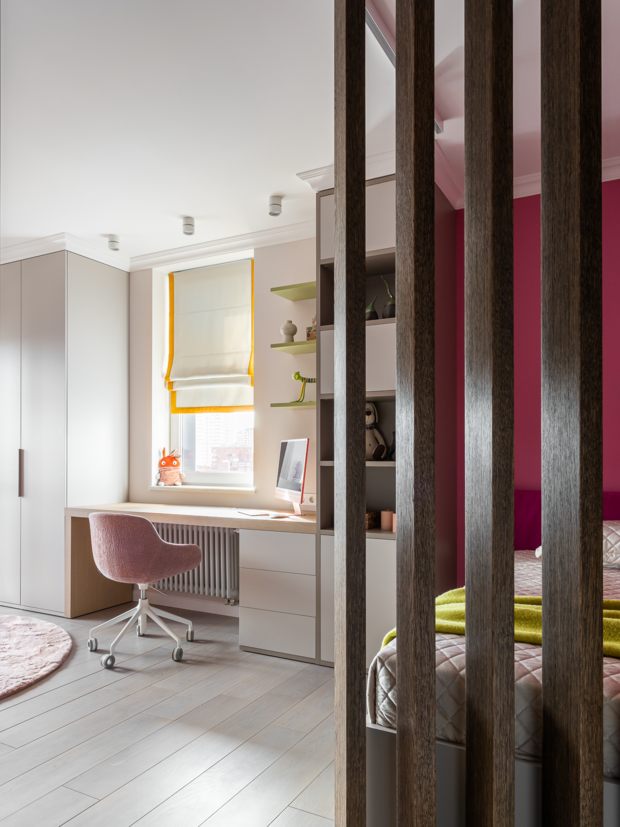 Комната дочери получилась более яркой, насыщенной оттенками фуксии, изумруда и лайма.