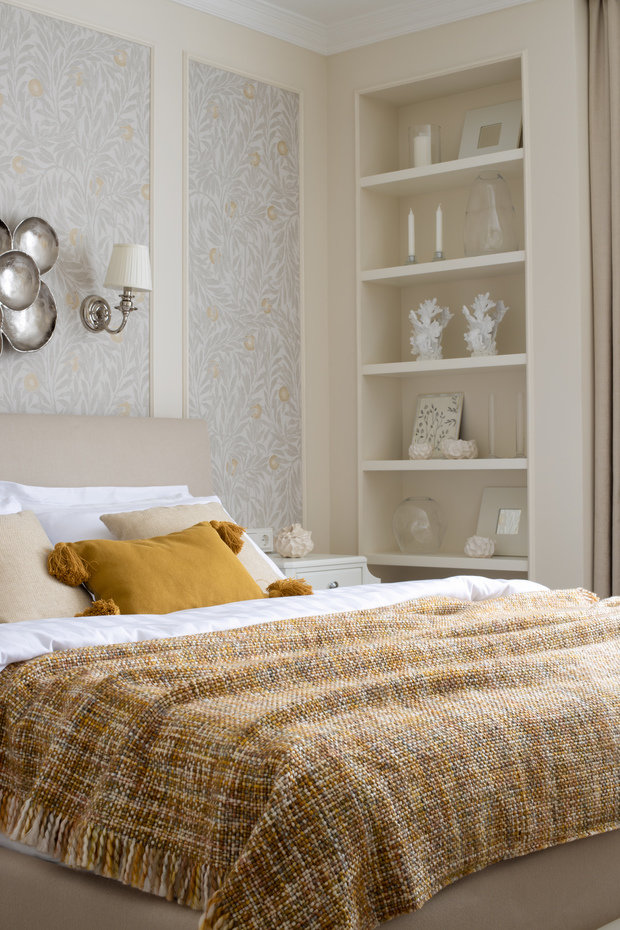 В спальне находится еще одна ниша для элегантного декора. 