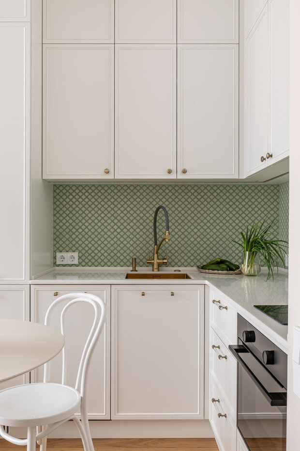 Фотография: Кухня и столовая в стиле Современный, Эклектика, Малогабаритная квартира, Квартира, Проект дня, Москва, Монолитный дом, 2 комнаты, до 40 метров, современный с элементами неоклассики – фото на INMYROOM