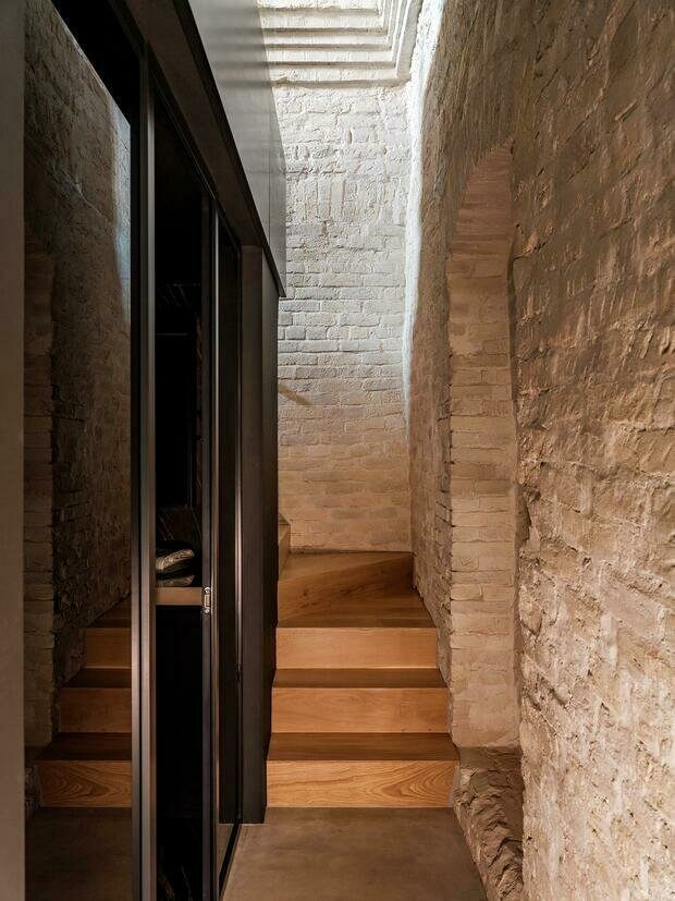 На второй этаж ведет удобная поворотная лестница, отделанная деревом. 