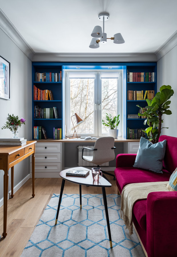 В кабинете отдали предпочтение белым рулонным шторам, так как комната и так яркая, наполненная и самодостаточная. Плюс из окна в кабинете очень приятный вид на деревья, который не хочется загораживать, а лишний дневной свет на рабочем месте точно не помешает.