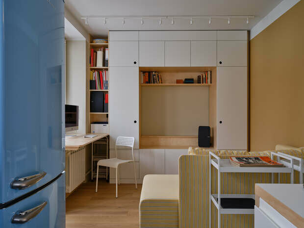 «Я выросла в ГДР и до сих пор питаю уважение к принципам жизни в демократической Германии тех времен. У меня даже есть коллекция журналов „Kultur im Heim“ (Культура дома), которые издавались в ГДР с 1957-го по 1989-й год и рассказывали про интерьеры и как их сделать лучше. В этом интерьере я воплощала такой метод. Я считаю, что он как нельзя лучше подходит к типовому советскому жилью 50-х-80-х годов», — говорит Надежда Полякова.