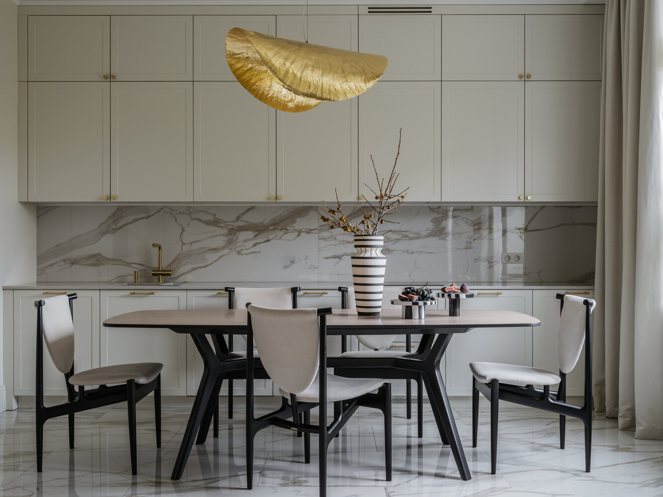 Фотография: Кухня и столовая в стиле Классический, Современный, Квартира, Проект недели, Москва, 3 комнаты, Более 90 метров, Вероника Князева – фото на INMYROOM Фотография: Кухня и столовая в стиле Классический, Современный, Квартира, Проект недели, Москва, 3 комнаты, Более 90 метров, Вероника Князева – фото на INMYROOM