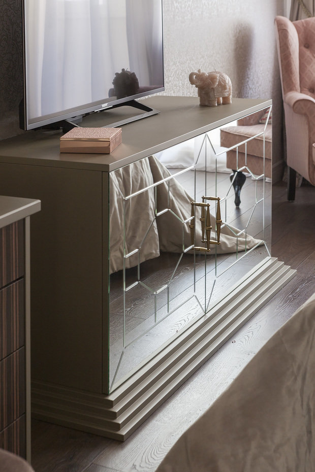 Фотография: Мебель и свет в стиле Классический, Современный, Квартира, Проект недели, Москва, Юрий Гришко, Панельный дом, 4 и больше, Более 90 метров, Елена Поворова, Бюро Home Emotions, Екатерина Реброва – фото на INMYROOM