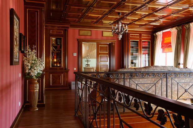 Фото из портфолио Двухуровневая гостиная загородного дома в Подмосковье – фотографии дизайна интерьеров на INMYROOM