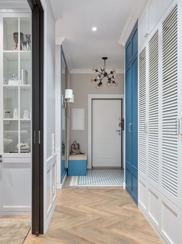 Интерьер прихожей в современном стиле с синими фасадами шкафов