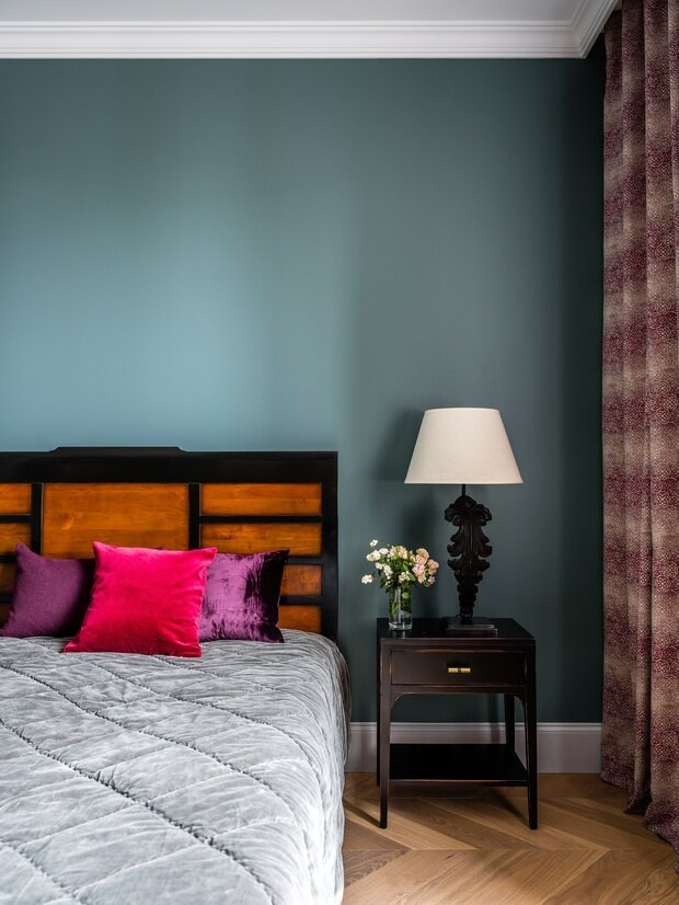 Все светильники для родительской спальни переехали сюда из прежней квартиры, поскольку они очень нравились заказчикам.