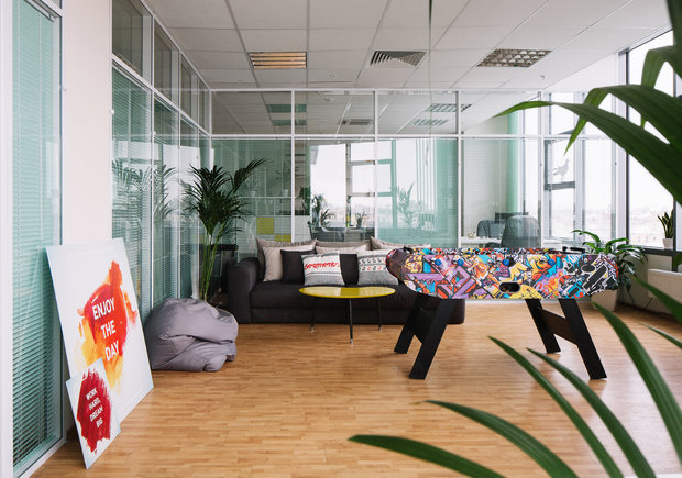 Интерьер офиса в современном стиле с элементами минимализма