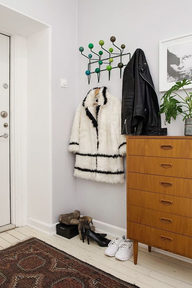 Фотография: Прихожая в стиле Скандинавский, Аксессуары, Декор, Мебель и свет, Советы, Белый, белая комната, идеи для белой прихожей – фото на INMYROOM