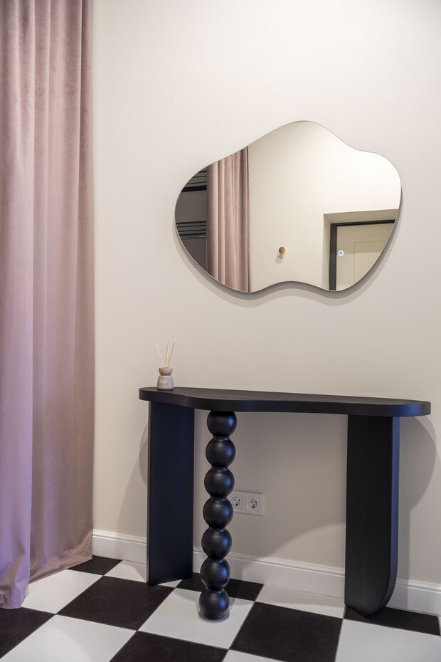 Фотография: Прихожая в стиле Современный, Квартира, Проект дня, Санкт-Петербург, Кирпичный дом, 2 комнаты, 60-90 метров, современный с элементами минимализма и арт-деко, Постели Ковёр – фото на INMYROOM