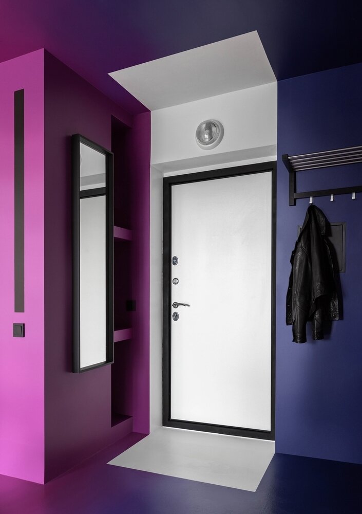 Все освещение расположили на стенах, не перегружая потолок. Это самые простые светильники, которые обычно используются для освещения общедомовых подъездов. Все освещение расположили на стенах, не перегружая потолок. Это самые простые светильники, которые обычно используются для освещения общедомовых подъездов.