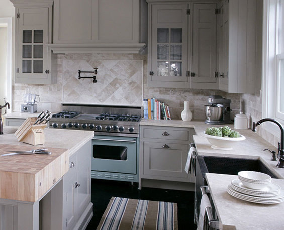 Фотография: Кухня и столовая в стиле Прованс и Кантри, Интерьер комнат, SMEG, Цвет в интерьере, Бирюзовый – фото на INMYROOM Фотография: Кухня и столовая в стиле Прованс и Кантри, Интерьер комнат, SMEG, Цвет в интерьере, Бирюзовый – фото на INMYROOM