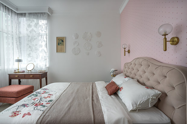 Одну стену выделили английскими обоями, а остальные стены покрасили.