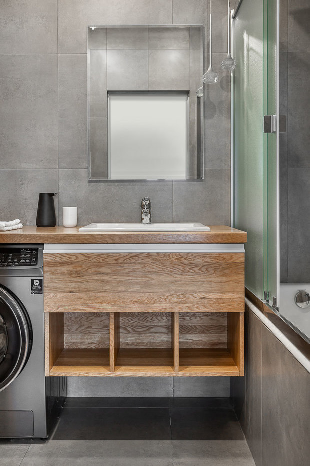 Столешницу сделали из мебельного дубового щита, боковые полки — тоже из этого материала. Натуральное дерево защитили лаком. Под мойкой сделали шкафчик из дубового щита.