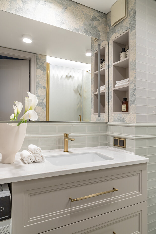 Фотография: Ванная в стиле Классический, Современный, Квартира, Проект дня, Москва, Тишинка, Кирпичный дом, 2 комнаты, 60-90 метров, Анастасия Козловская – фото на INMYROOM
