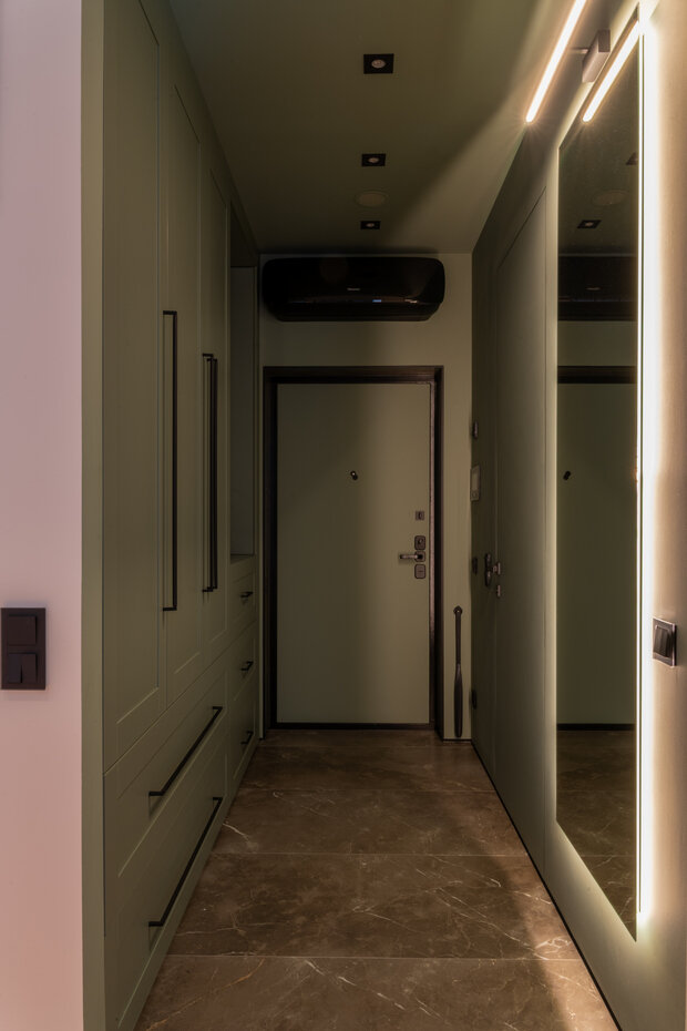 Фотография: Прихожая в стиле Современный, Малогабаритная квартира, Квартира, Проект дня, 1 комната, Монолитно-кирпичный, Юлия Волкова – фото на INMYROOM