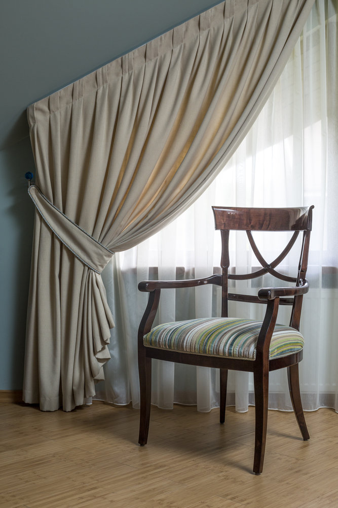 Фотография: в стиле , Прованс и Кантри, Классический, Дом, Проект недели, Красный, Зеленый, Синий, совмещение кухни и гостиной, порядок в детской, Анна Яровикова, Юлия Мясникова, как сгладить мансардную крышу, угловая кухня, Г-образная кухня – фото на INMYROOM