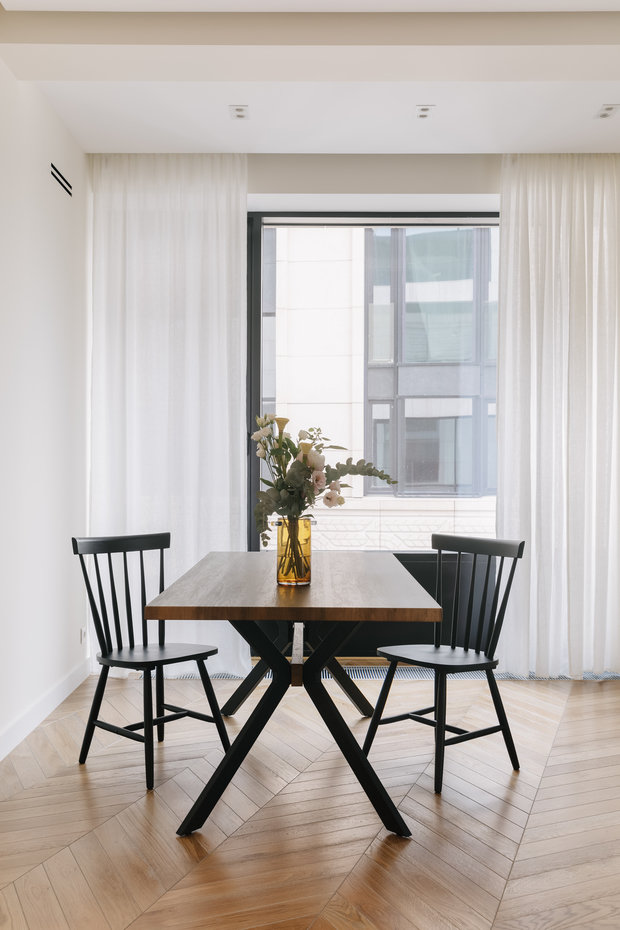 Стол большой, чтобы принимать много гостей.