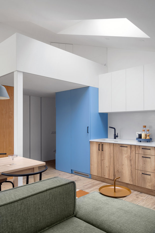 Кухня небольшая, но учтено все, что нужно: встроенный холодильник, мойка и посудомоечная машина, варочная панель с вытяжкой, небольшая рабочая поверхность, хранение.