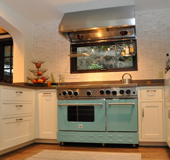 Фотография: Кухня и столовая в стиле Прованс и Кантри, Интерьер комнат, SMEG, Цвет в интерьере, Бирюзовый – фото на INMYROOM Фотография: Кухня и столовая в стиле Прованс и Кантри, Интерьер комнат, SMEG, Цвет в интерьере, Бирюзовый – фото на INMYROOM