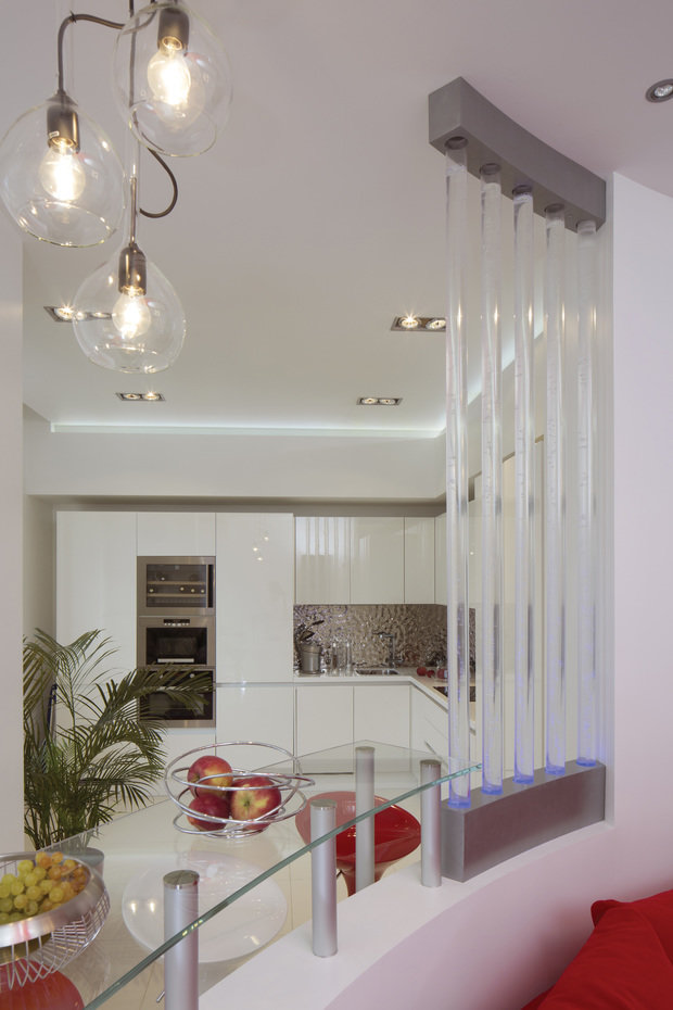 Фотография: Кухня и столовая в стиле Хай-тек, Квартира, Цвет в интерьере, Дома и квартиры, Белый – фото на INMYROOM