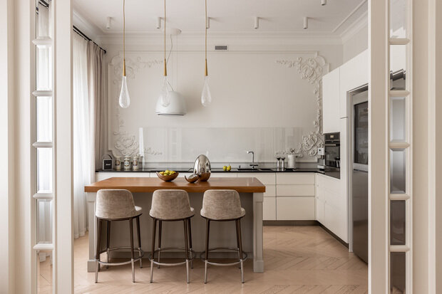 Фотография: Кухня и столовая в стиле Классический, Современный, Эклектика, Проект дня, Казань, Таунхаус, Кирпичный дом, 4 и больше, Более 90 метров, современный с элементами классики и роскоши, Роман Миронов, Андрей Васильев, PLATFORM – фото на INMYROOM