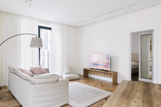 В интерьере много натуральных материалов: например, шторы и пуф сделаны из льняной ткани разной плотности. 