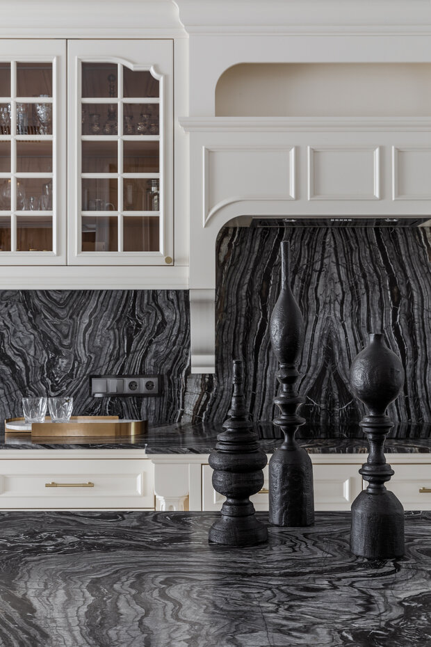 Фотография: Кухня и столовая в стиле Классический, Современный, Дом, Проект дня, Москва, Блочный дом, 4 и больше, Более 90 метров, Эксклюзивные проекты, современный с элементами классики и роскоши, Юлия Стоянова – фото на INMYROOM