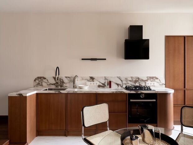 Фотография: Кухня и столовая в стиле Современный, Квартира, Проект дня, Санкт-Петербург, Кирпичный дом, 2 комнаты, Более 90 метров, Эксклюзивные проекты, Мария Онучина, Иван Миняев, эклектика с элементами винтажа – фото на INMYROOM