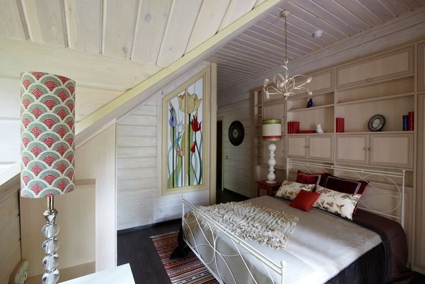Фотография: Спальня в стиле Прованс и Кантри, Классический, Дом, Проект недели, Екатерина Блохина, Дом и дача, Московская область, дом из бруса, Антон Корнеев, Korneev Design Workshop, гостиная с камином, как оформить деревянный дом, дом с мансардой – фото на INMYROOM