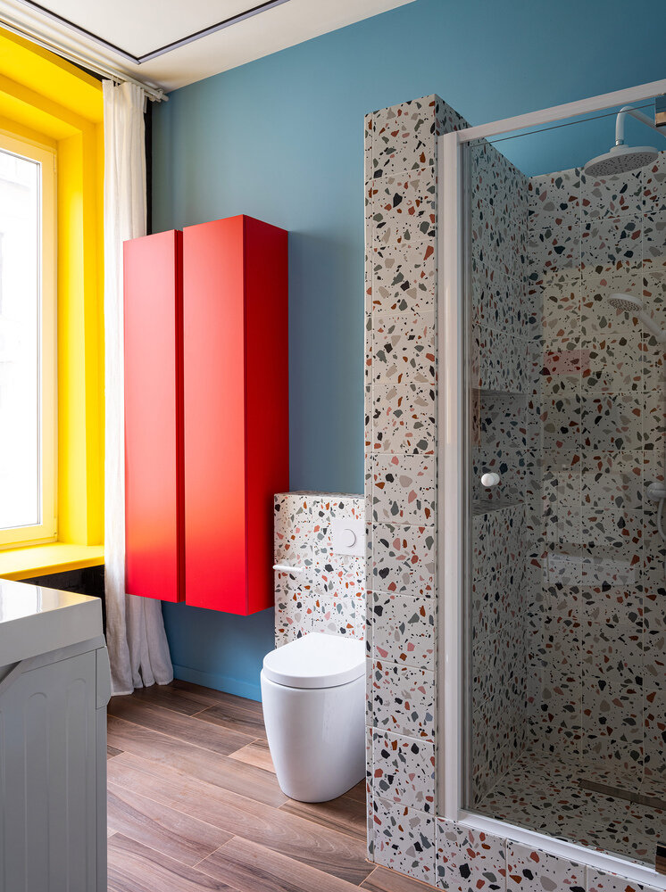 В ванной в мокрой зоне использован мелкоформатный керамогранит 20×20 см с принтом терраццо, но уже не в черно-белом исполнении, а в цветном. В ванной в мокрой зоне использован мелкоформатный керамогранит 20×20 см с принтом терраццо, но уже не в черно-белом исполнении, а в цветном.