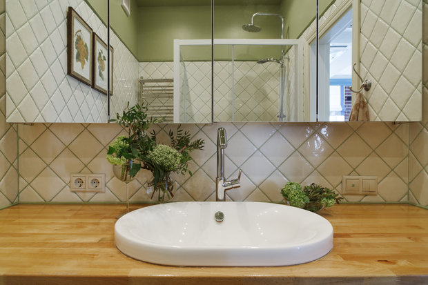 Фотография: Ванная в стиле Скандинавский, Лофт, Эклектика, Квартира, Teak House, Белый, Проект недели, Москва, Бежевый, Синий, Голубой, Коричневый, ИКЕА, Manders, маленькая кухня, белая гостиная, порядок в детской, хранение книг в небольшой квартире, системы хранения для коридора, декор интерьера в скандинавском стиле, Анна Смирнова, Vesna-Leto – фото на INMYROOM