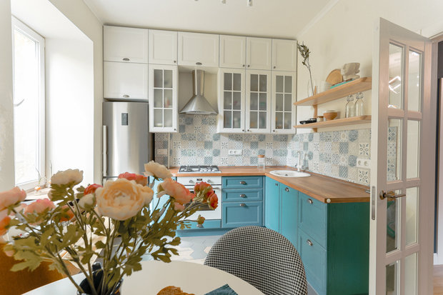 Фотография: Кухня и столовая в стиле Скандинавский, Квартира, Проект недели, Санкт-Петербург, Кирпичный дом, 2 комнаты, 60-90 метров, Алена Рогачева, Полина Строкова – фото на INMYROOM