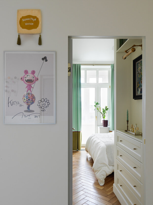 Картина с кисточками, Алина Глазун; постер с работой Такеши Мураками, подписанный автором.