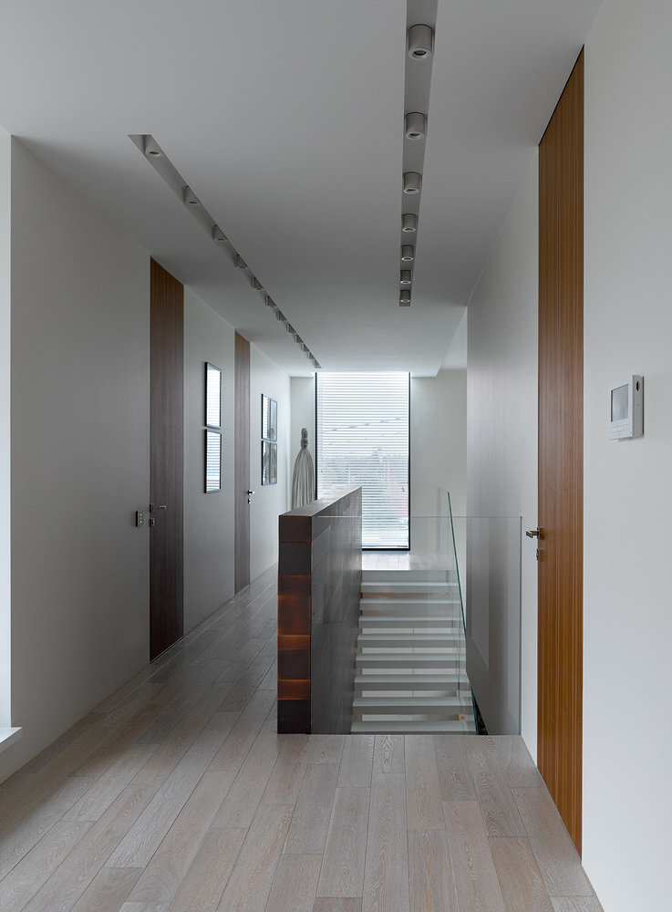 Фотография: Прихожая в стиле Минимализм, Современный, Дом, Подмосковье, Московская область, Монолитный дом, Александра Федорова, 4 и больше, Более 90 метров, Эксклюзивные проекты, Марфино – фото на INMYROOM