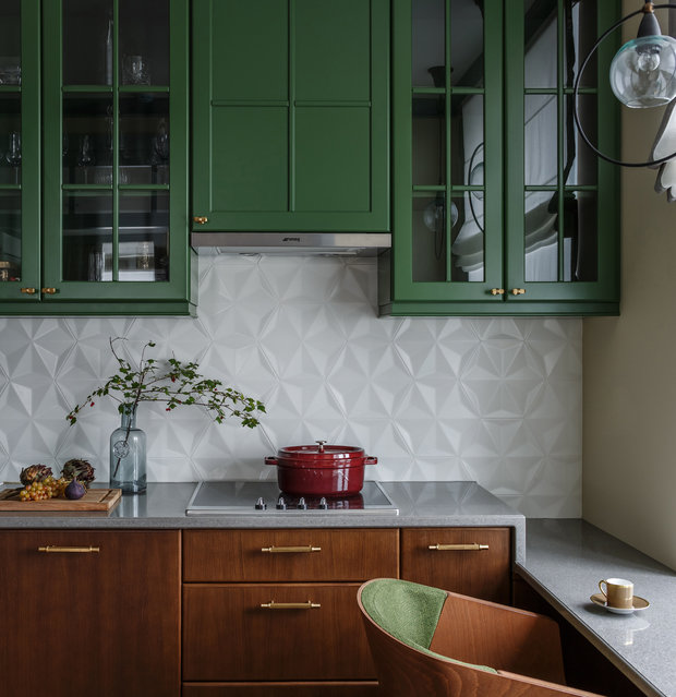 Очень красивый кухонный гарнитур, в котором дизайнер сочетала зеленую эмаль и рыжий шпон, сделали на заказ. «Десять лет назад никто его не хотел, а сейчас он неожиданно стал модным, — рассказывает Надя Зотова. — Он хорошо смотрится в сочетании с латунью и холодными серыми и зелеными оттенками. Выглядит ярко, но благородно».