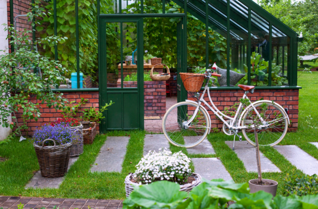 Фотография: Ландшафт в стиле Прованс и Кантри, Советы, идеи хранения велосипеда в квартире, как хранить велосипед в квартире, EEDS, Le Atelier, EEDS DESIGN, Ольга Солнышкова, Виктория Мирзоева, Нина Прудникова, Мария Фадеева, Надя Кармин, Роман Сафонов, Яна Ухова, INT2_Architecture, Zzburo, АртЭрия, Мастерская Нины Прудниковой, А3company, A&О Interior Design, велосипед – фото на INMYROOM