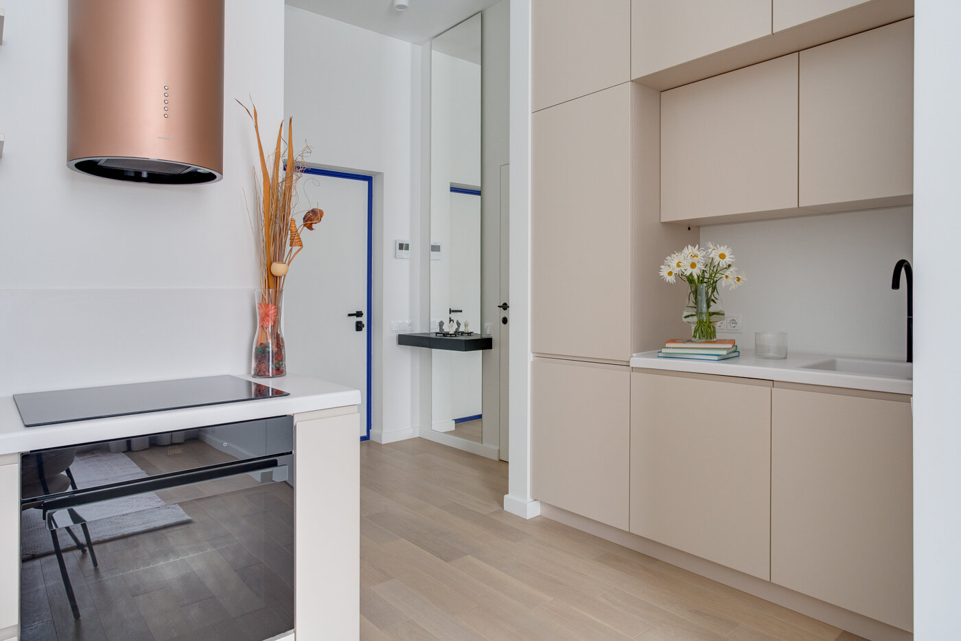 Фотография: Кухня и столовая в стиле Современный, Малогабаритная квартира, Квартира, Проект недели, Москва, 2 комнаты, до 40 метров, Наталья Купрейчук – фото на INMYROOM Фотография: Кухня и столовая в стиле Современный, Малогабаритная квартира, Квартира, Проект недели, Москва, 2 комнаты, до 40 метров, Наталья Купрейчук – фото на INMYROOM