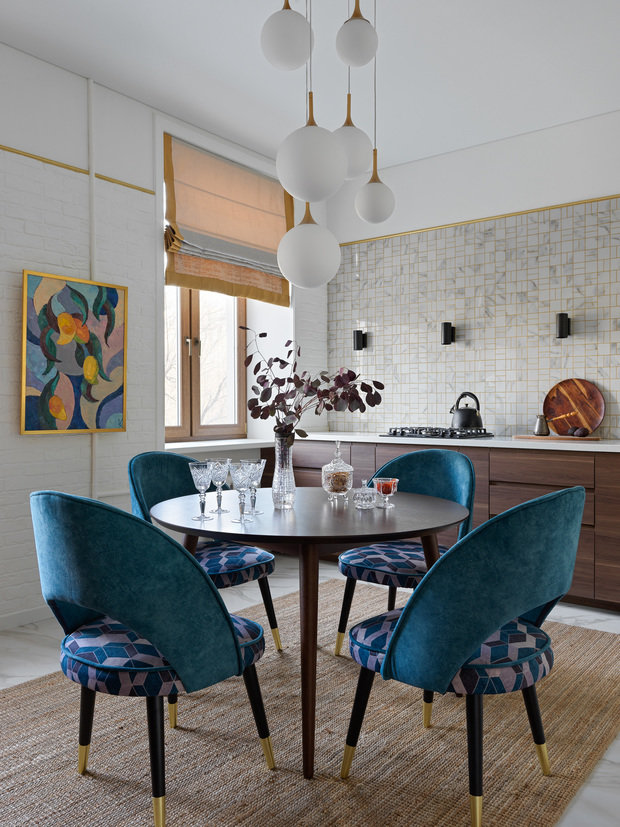 Кухню не переносили. Газ сохранен, просто стояк замаскировали фальшстеной. К газовому крану есть доступ с помощью лючка на фартуке.