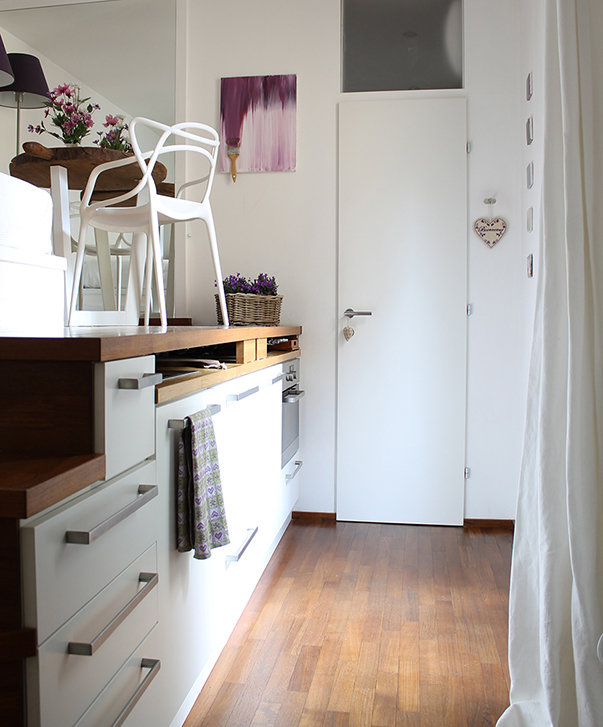 Фотография: Мебель и свет в стиле Минимализм, Советы, как обустроить однушку, Сильвана Читтерио, кухня в однушке, гардероб в однушке, как организовать систему хранения в однокомнатной квартире, многофункциональный подиум – фото на INMYROOM