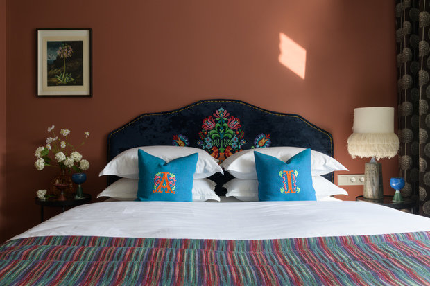 В спальне родителей — настольная лампа с бахромой на керамической подставке — изделие новосибирского художника.