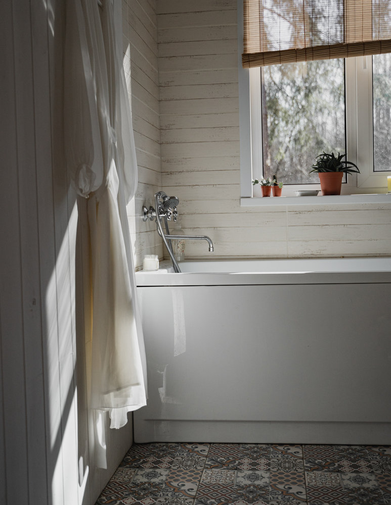 В санузле поместились ванна, тумба с раковиной и унитаз. На пол положили плитку и сделали подогрев.