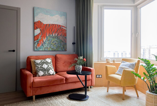 Интерьер гостиной в современном стиле с элементами эклектики