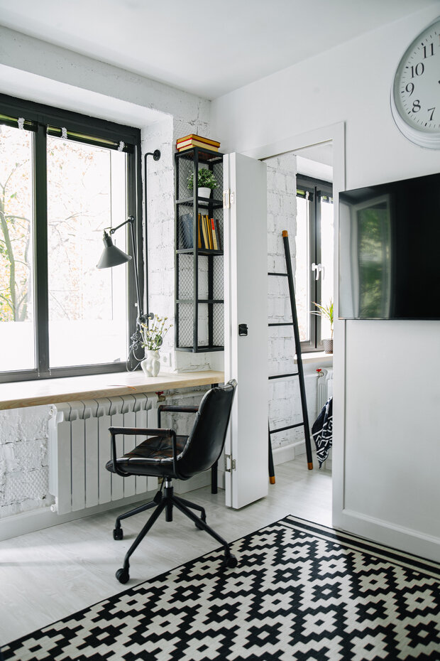 За дверью-книжкой прячется не шкаф, а полноценная спальня. Дверной проем 60 см.