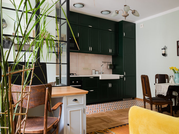 Темный цвет фасадов гарнитура разбавили нежно-розовой плиткой на фартуке и плиткой с геометрическим принтом на полу.