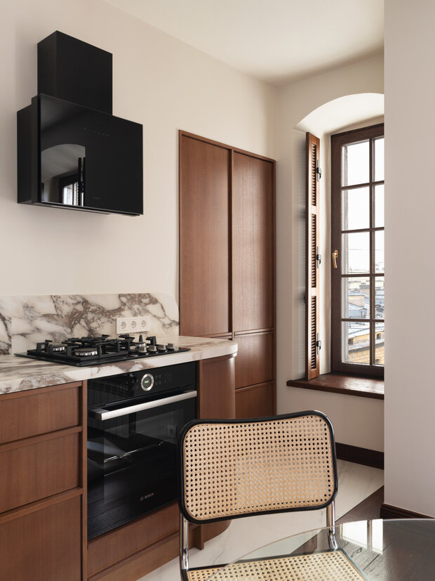 Фотография: Кухня и столовая в стиле Современный, Квартира, Проект дня, Санкт-Петербург, Кирпичный дом, 2 комнаты, Более 90 метров, Эксклюзивные проекты, Мария Онучина, Иван Миняев, эклектика с элементами винтажа – фото на INMYROOM