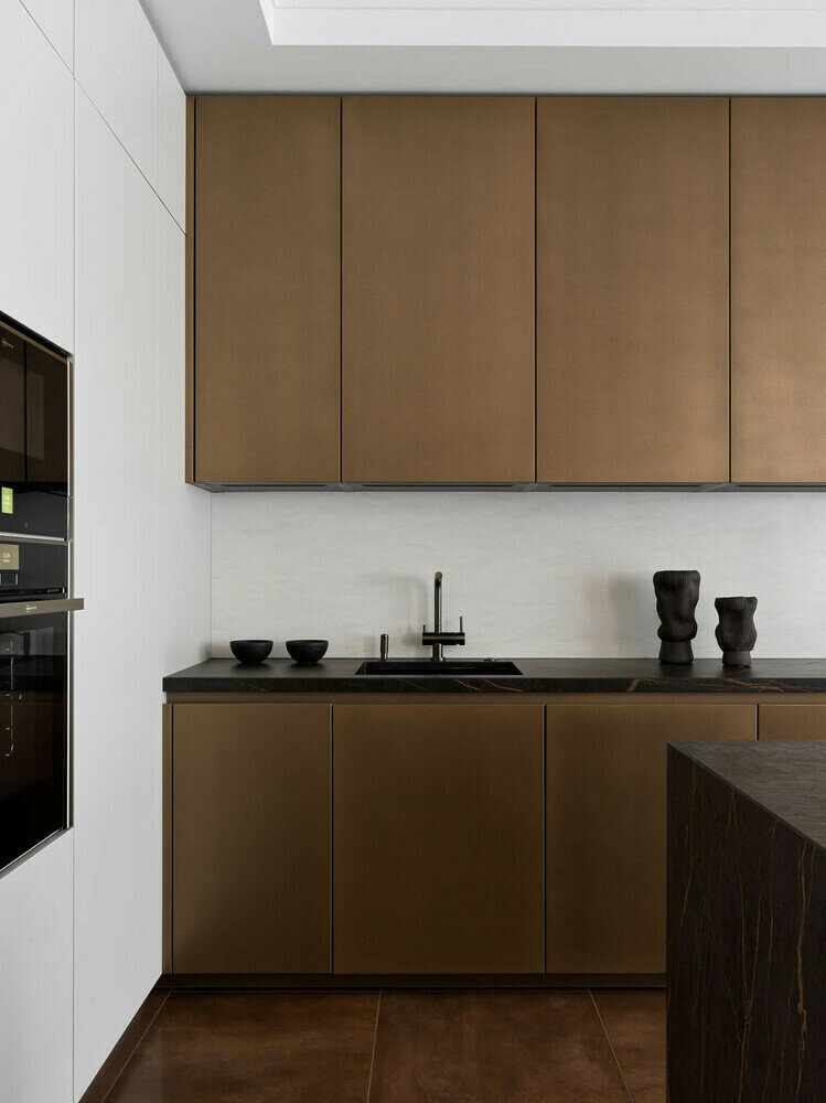 Основную столешницу и столешницу острова сделали в эффектном стойком покрытии Dekton, имитирующем натуральный камень и обладающем ярким рисунком.