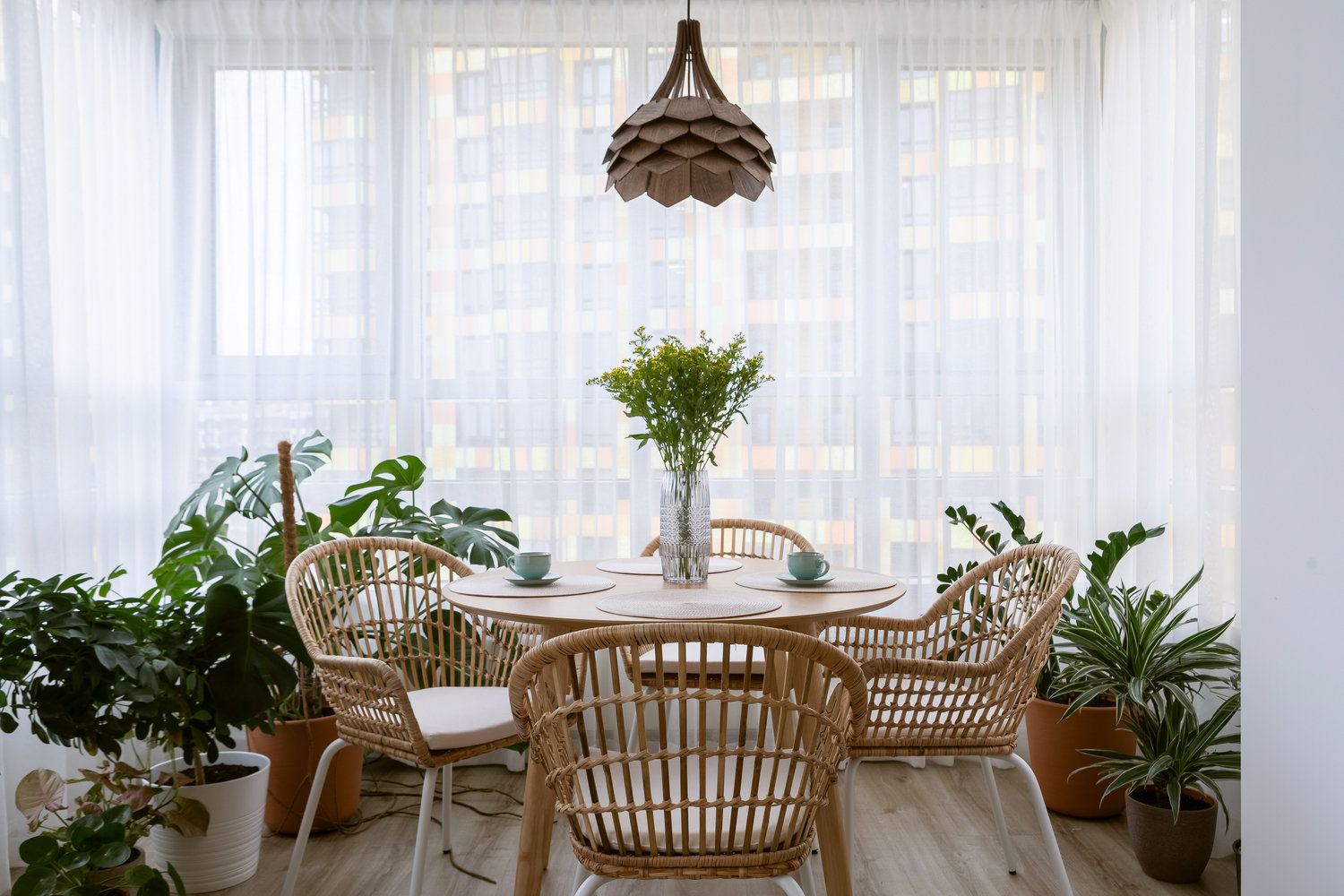 В проекте сложно было разместить около пятидесяти растений в квартире таким образом, чтобы это смотрелось красиво и не напоминало огород. Но дизайнеры справились.