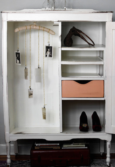 Фотография: Гардеробная в стиле Прованс и Кантри, Кухня и столовая, Декор интерьера, DIY, Мебель и свет, Переделка, Кресло, Диван, Люстра, Комод, Зеркало, Стул, Холодильник, идеи переделки старой мебели, переделка старой мебели фото – фото на INMYROOM