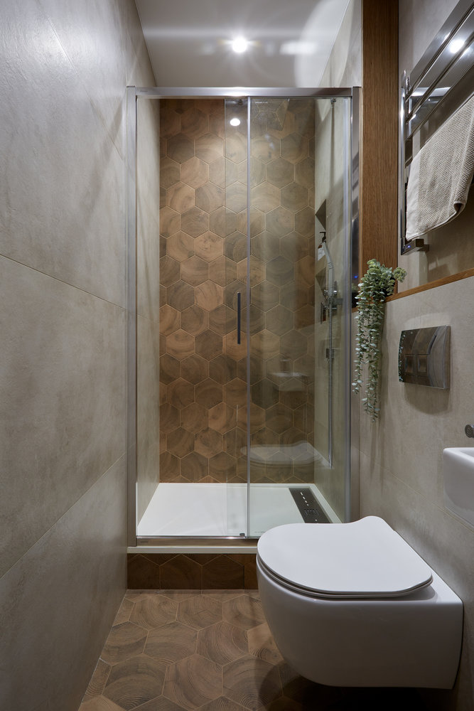 В гостевом санузле — только самое необходимое: душевая кабина, унитаз и маленький рукомойник. В отделке использован керамогранит. В гостевом санузле — только самое необходимое: душевая кабина, унитаз и маленький рукомойник. В отделке использован керамогранит.